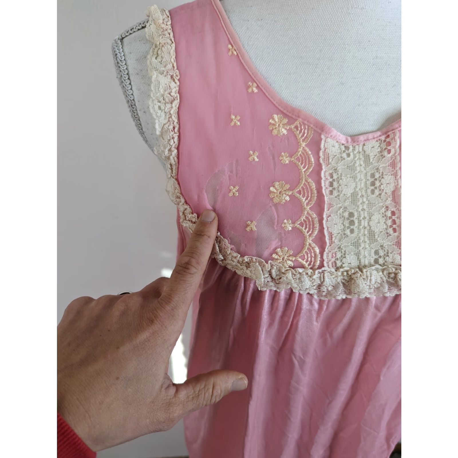 Pinko VINTAGE Pink Women’s Lace Accent Night Gown Size Large L 70s Nightgown Women’s Mens? Sorry—gender at end. Size ONE SIZE - 3 Thumbnail