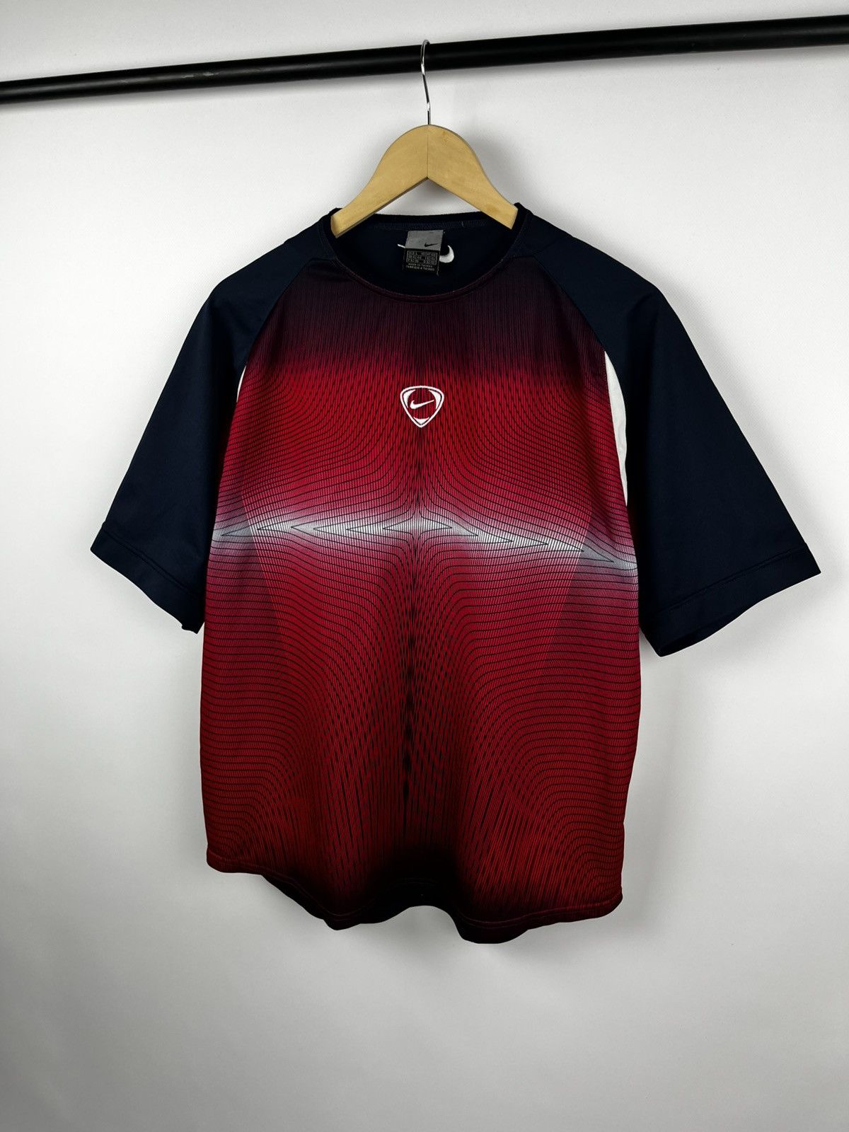 Nike Nike Central Logo Swoosh Vintage T-Shirt Red Size L Size US L / EU 52-54 / 3 - 8 Thumbnail