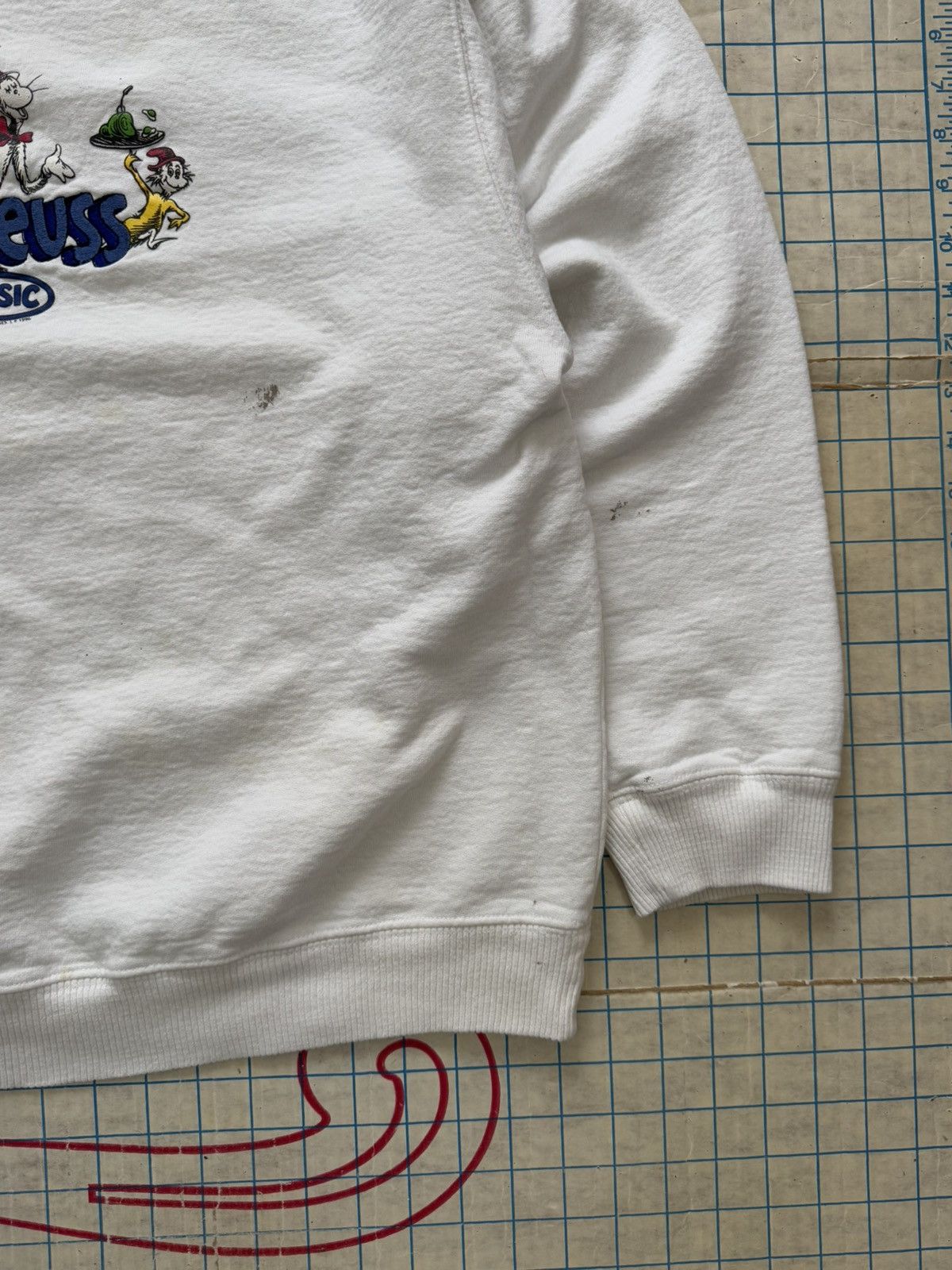 Other × Vintage Vintage 90’s Dr Seuss Crewneck Sweater White Used Fits XL Size US XL / EU 56 / 4 - 7 Thumbnail