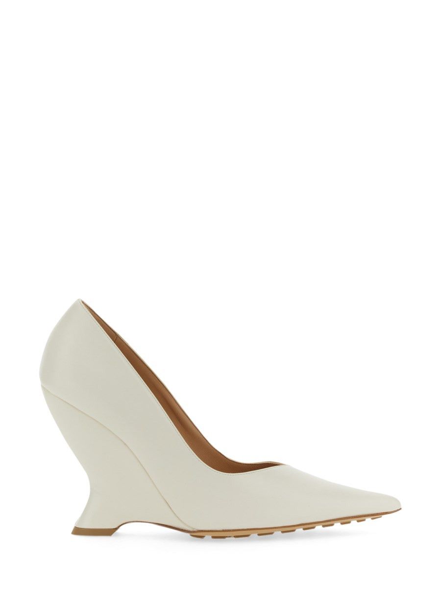 o1bcso1str0924 Punta Pumps in White