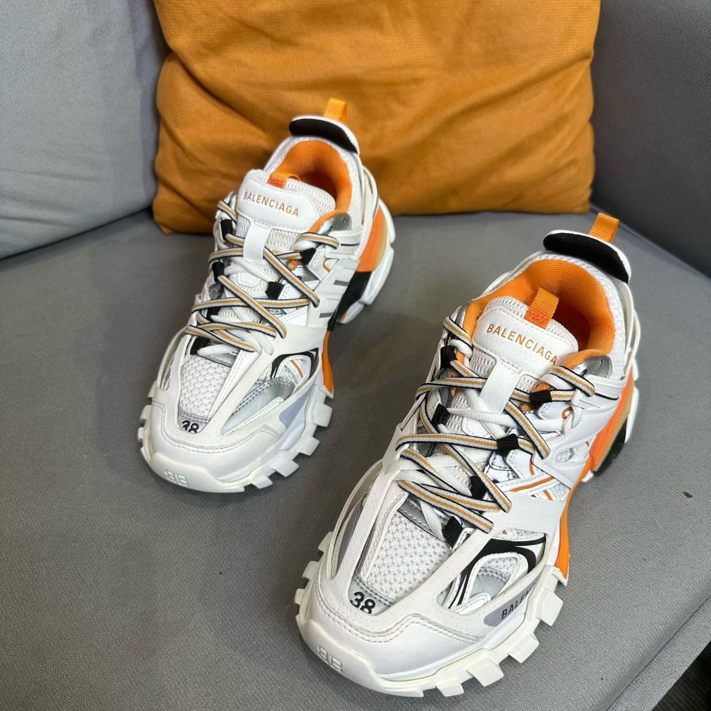 Balenciaga Balenciaga White Lowtop Sneakers us_8 Women Size US 8 / IT 38 - 1 Thumbnail