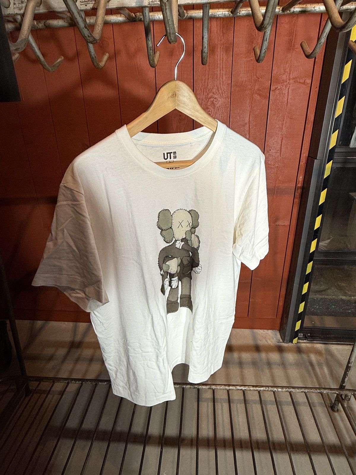 Kaws × Uniqlo Uniqlo x Kaws t-shirt Size US L / EU 52-54 / 3 - 2 Thumbnail