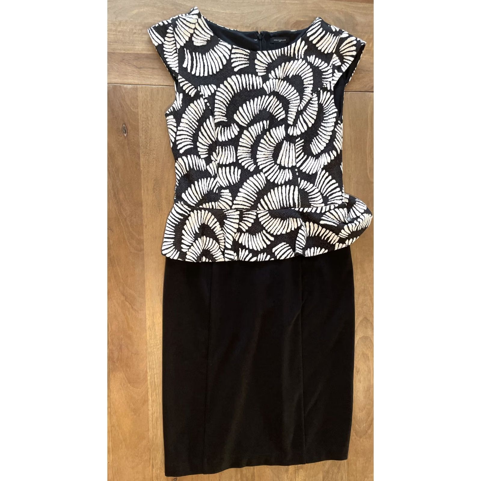 Ann Taylor Ann Taylor Women’s Pencil Knee Length Black White Sleeveless Dress Size 4 Floral Multicolor Size S / US 4 / IT 40 - 2 Thumbnail