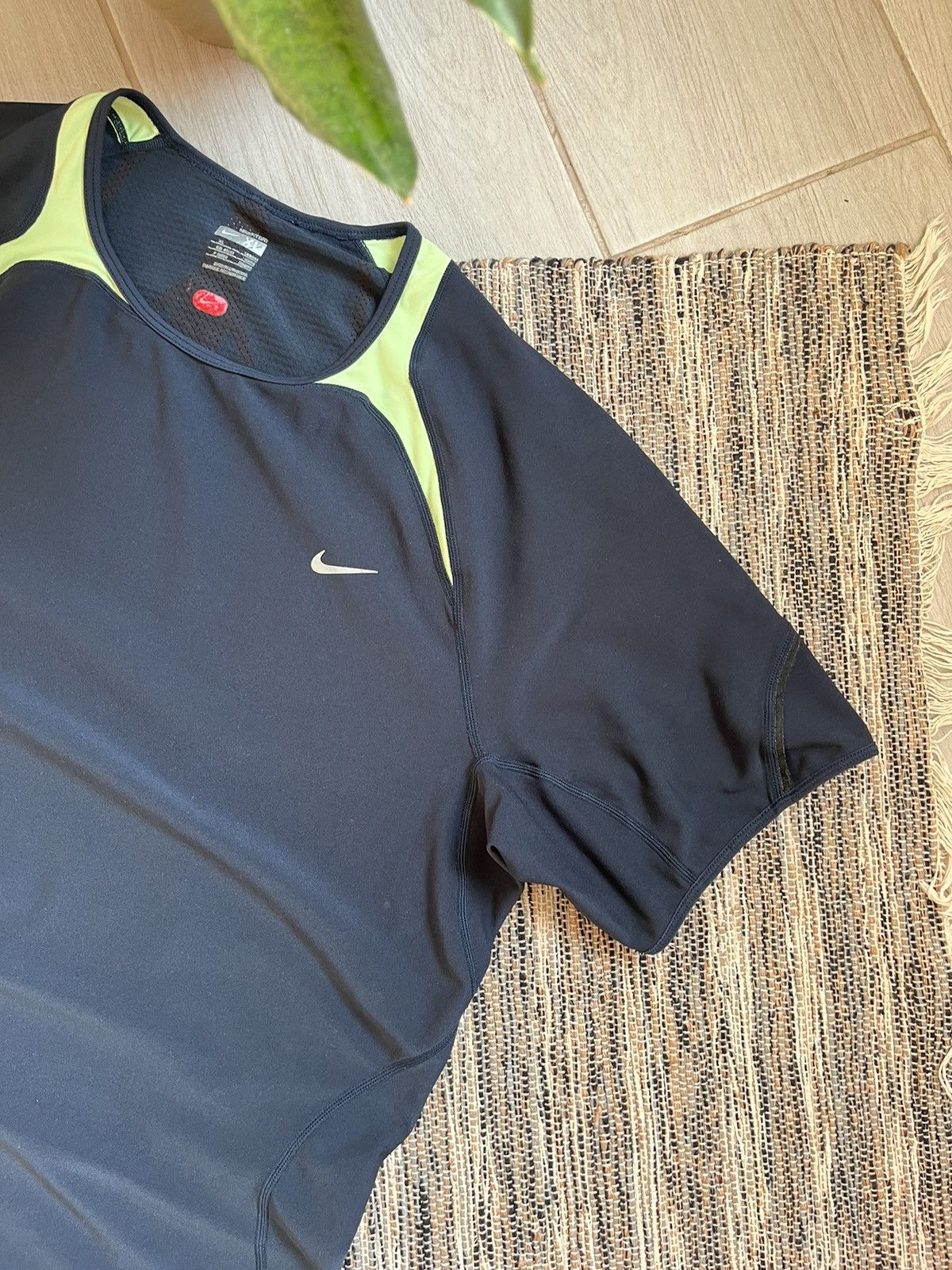Nike × Vintage Vintage Nike t-shirt sports reflective logo size XL Size US XL / EU 56 / 4 - 4 Thumbnail
