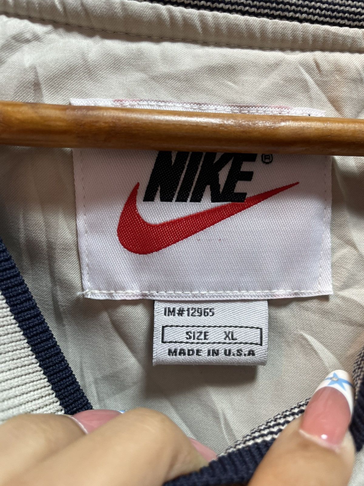 Nike Vintage Nike Center Swoosh V-Neck Windbreaker Size US XL / EU 56 / 4 - 3 Thumbnail