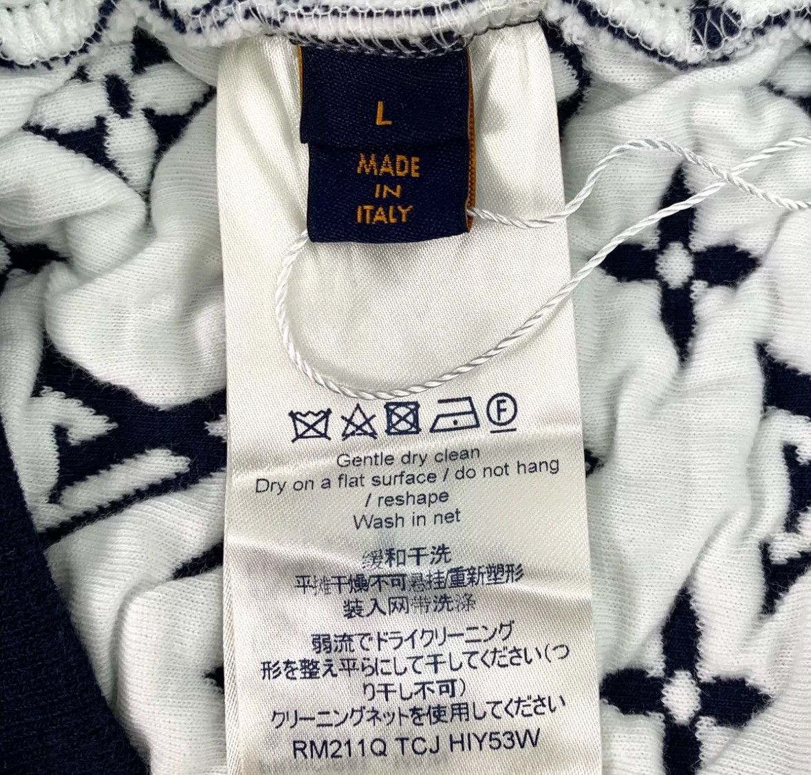 Louis Vuitton Louis Vuitton Lv's navy blue round neck long sweatshirt Size US L / EU 52-54 / 3 - 6 Thumbnail