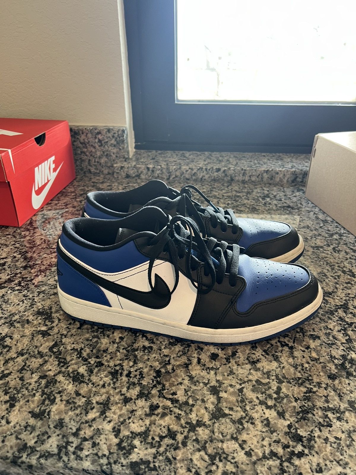 Jordan Brand 2019 Air Jordan 1 Low 'Royal Toe' Size US 11 / EU 44 - 4 Thumbnail