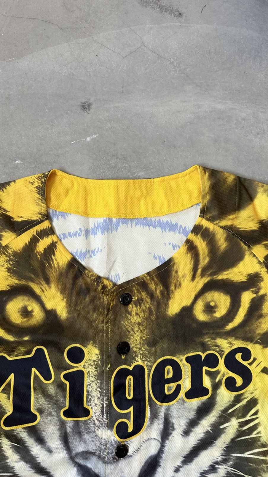 Japanese Brand VINTAGE HANSHIN TIGERS BASEBALL JERSEY Size US M / EU 48-50 / 2 - 5 Thumbnail