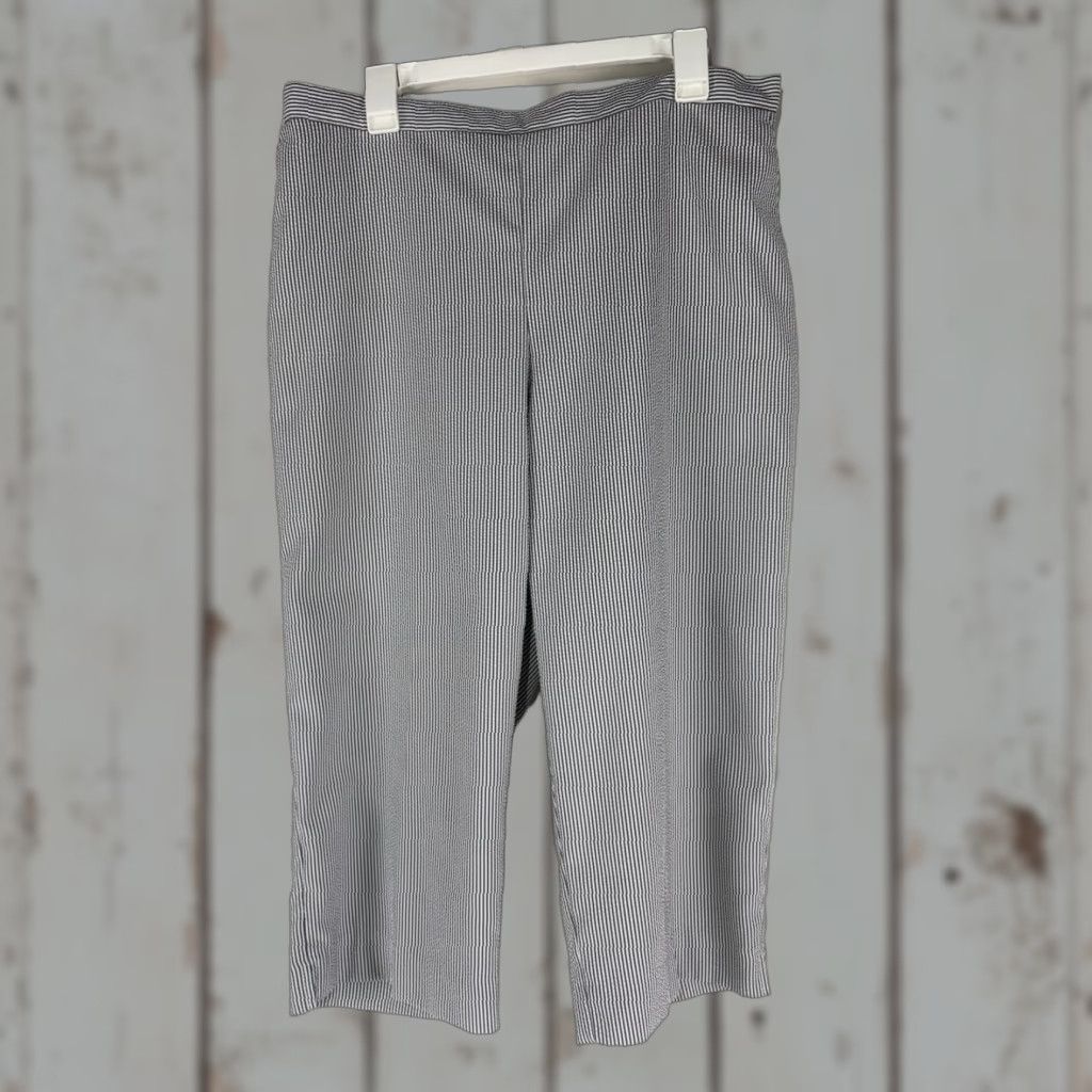 Vintage Alfred Dunner Gray/White Striped Seersucker Cropped Pants Womens Size 16 Wide-Leg, Pull On, 34 Waist, 20 Inseam Size 38" / US 16 / IT 52 - 1 Thumbnail