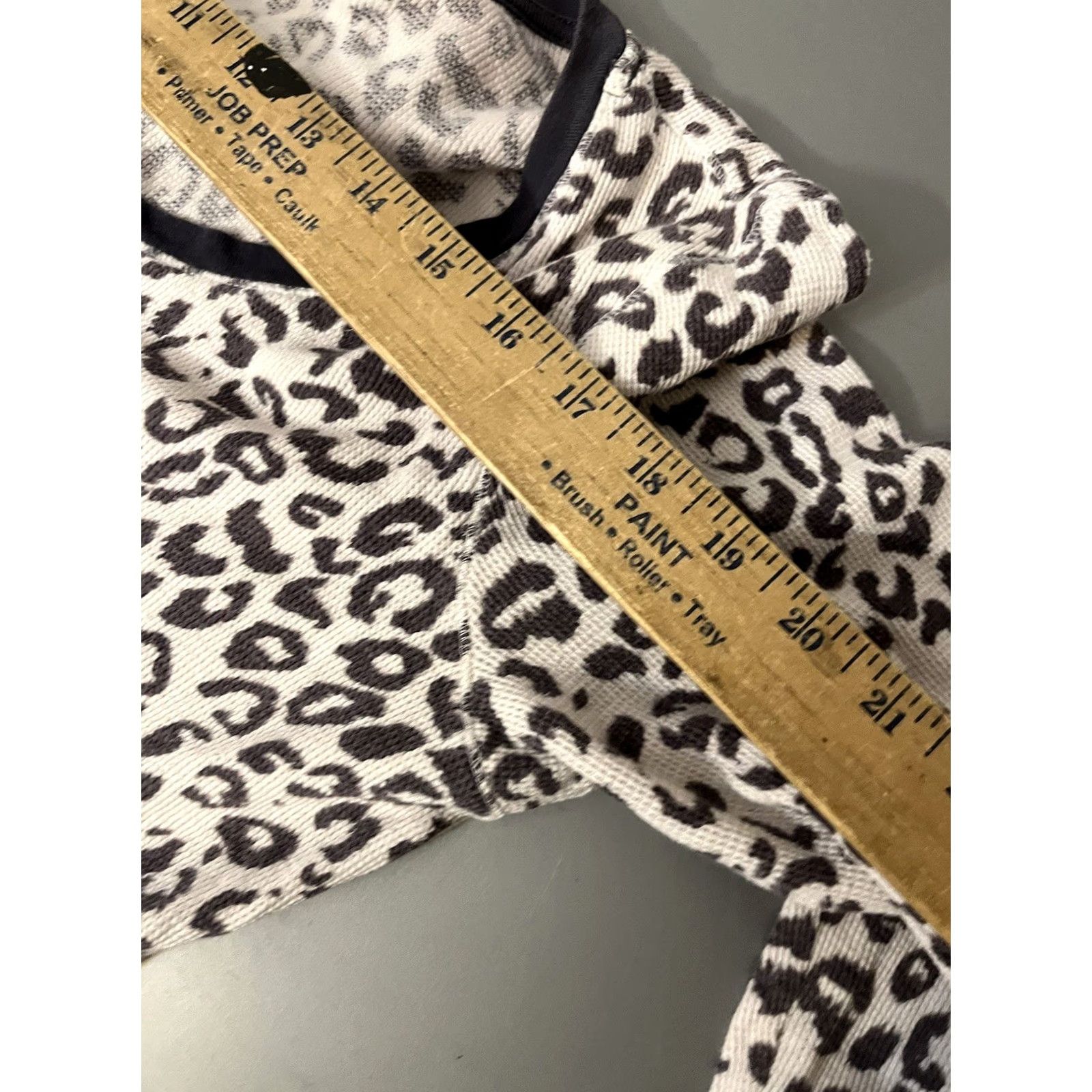 Victoria's Secret Victoria's Secret Shirt Womens Large Gray Long Sleeve Henley Animal Print Top Size L / US 10 / IT 46 - 5 Thumbnail