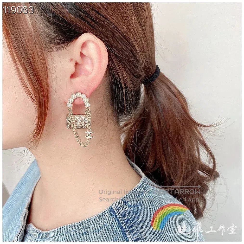 Chanel Chanel Pearl Lock Chain Earrings. Size ONE SIZE - 6 Thumbnail