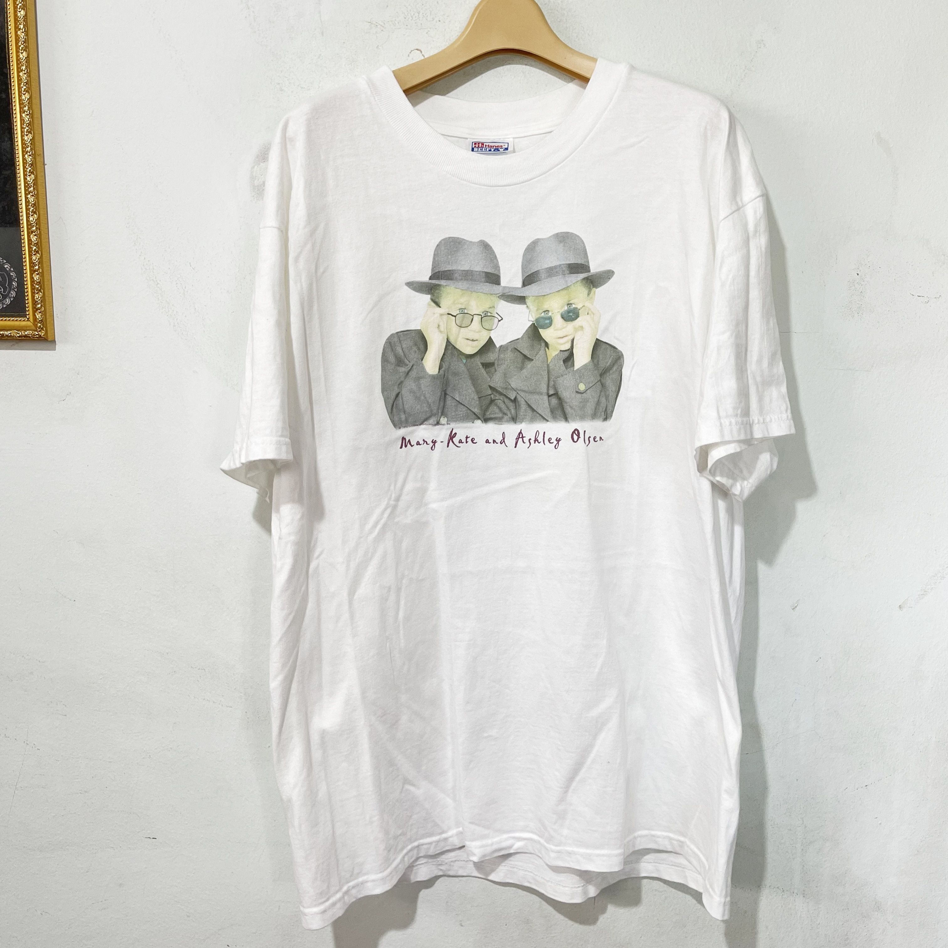 Vintage Vintage 1996 Mary Kate and Ashley Olsen T-Shirt Size US L / EU 52-54 / 3 - 1 Thumbnail