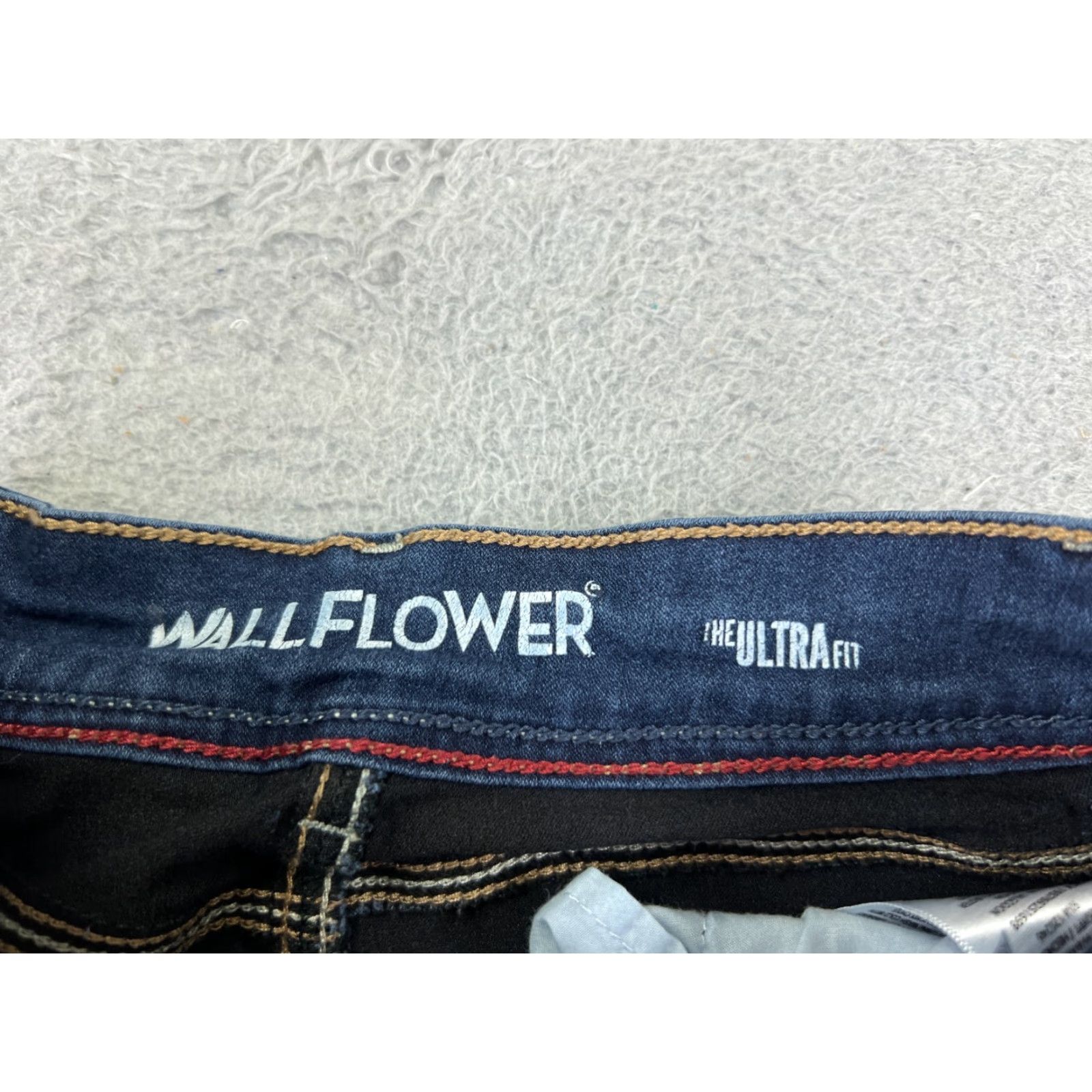 Vintage WallFlower Jeans Jeans Women 3 Blue Denim Skinny Low Rise 22x25 WallFlower Jeans Women 3 Blue Denim Jeans Skinny Low Rise 22x25 Size 26" / US 2 / IT 38 - 6 Thumbnail