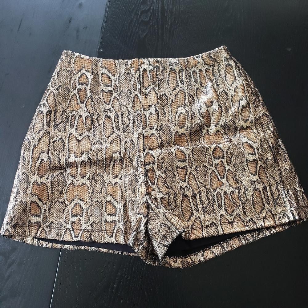 Designer CT276 Socialite Snake Print Sequined Sexy Short with Pocket Size 28" / US 6 / IT 42 - 1 Thumbnail