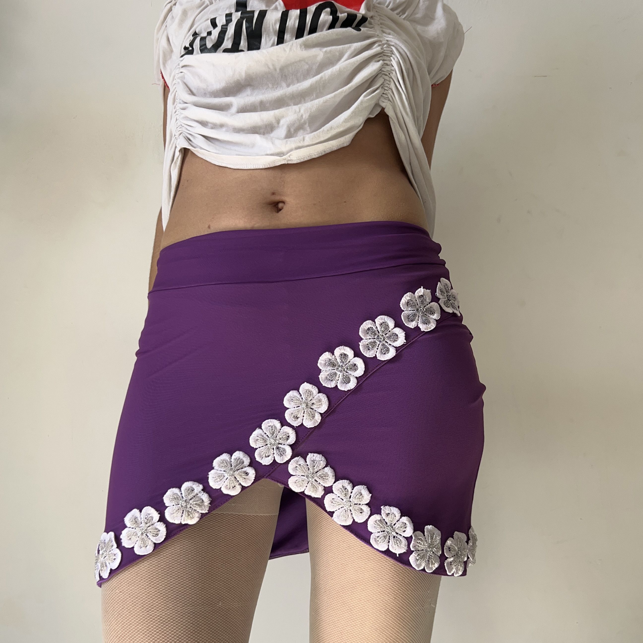 Vintage Vintage Y2K Purple Wrap Mini Skirt with Floral Appliqué Size 27" / US 4 / IT 40 - 7 Thumbnail