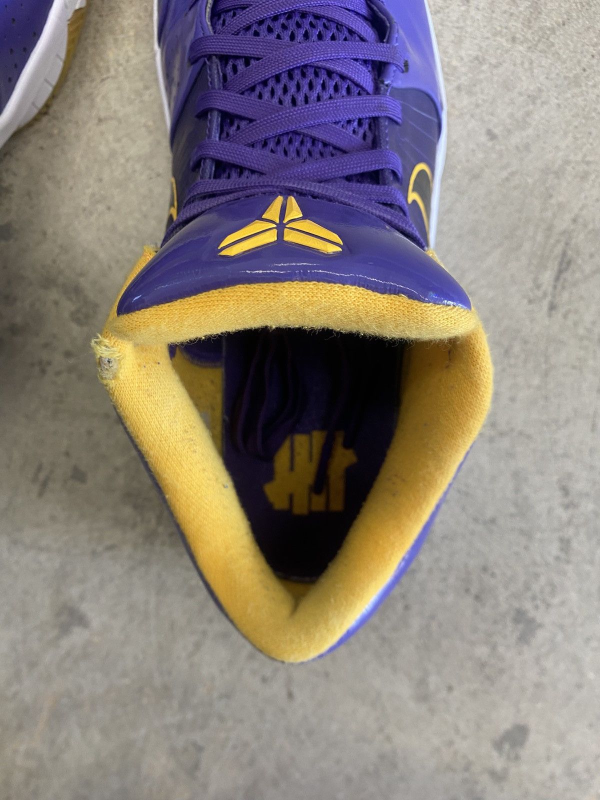 Nike × Undefeated Undefeated Kobe 4 Protro Los Angeles Lakers Size US 10 / EU 43 - 7 Thumbnail