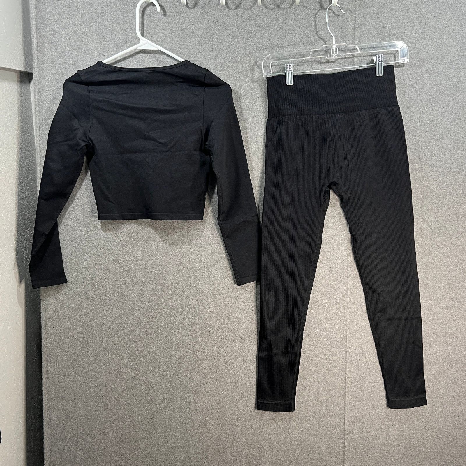 Other Workout 2 PC Crop Top Long Sleeve and Short Bottom Size M / US 6-8 / IT 42-44 - 2 Thumbnail