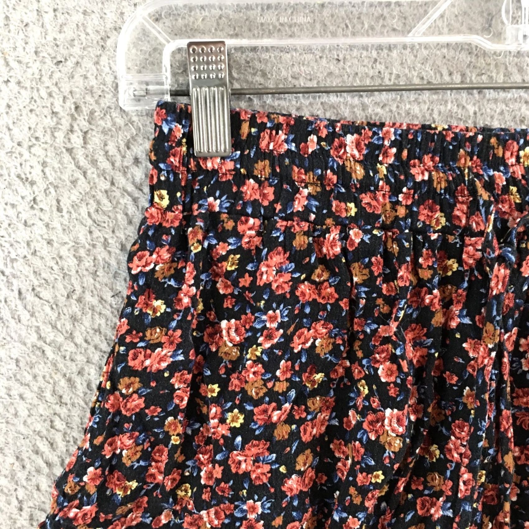 American Eagle Outfitters American Eagle Outfitters Shorts Womens XS High Rise Pull On Casual Floral Black Viscose Lineup Size 26" / US 2 / IT 38 - 2 Thumbnail
