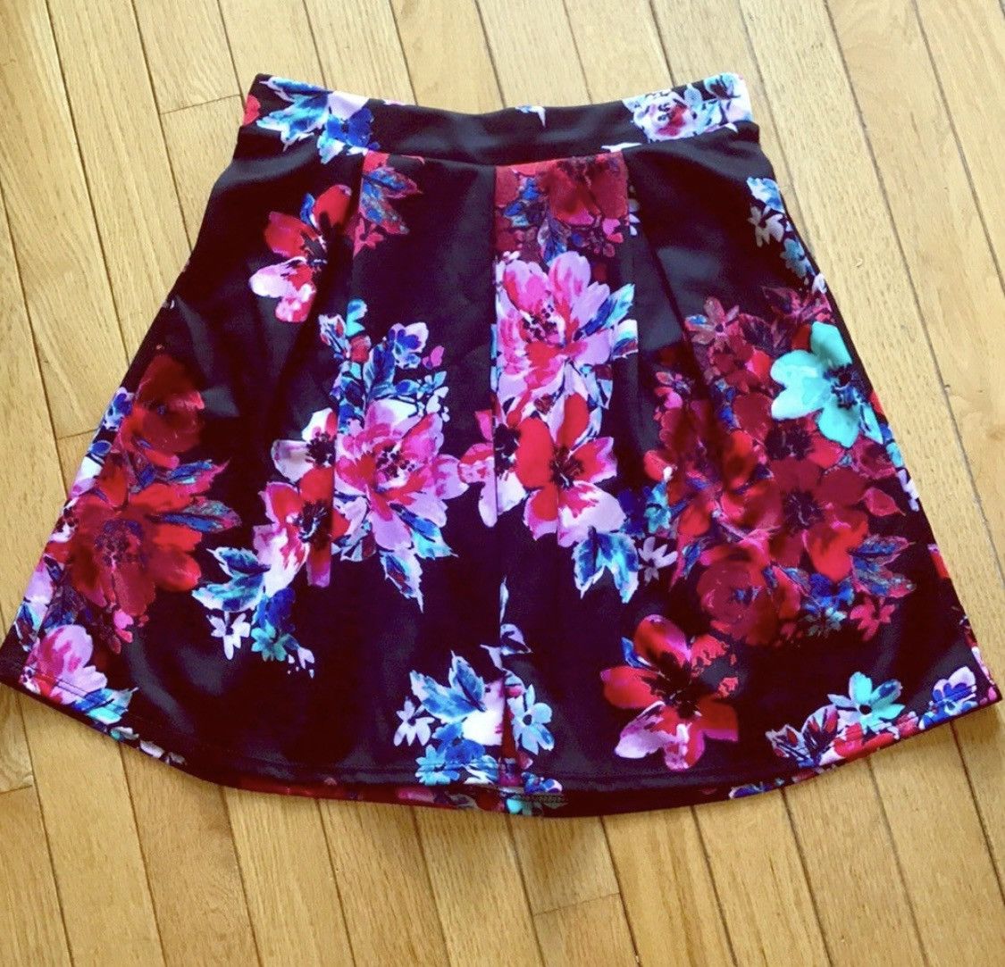 Other CHARLOTTE RUSSE HIGH WAISTED FLORAL MINI SKIRT SIZE M Size 28" / US 6 / IT 42 - 1 Thumbnail