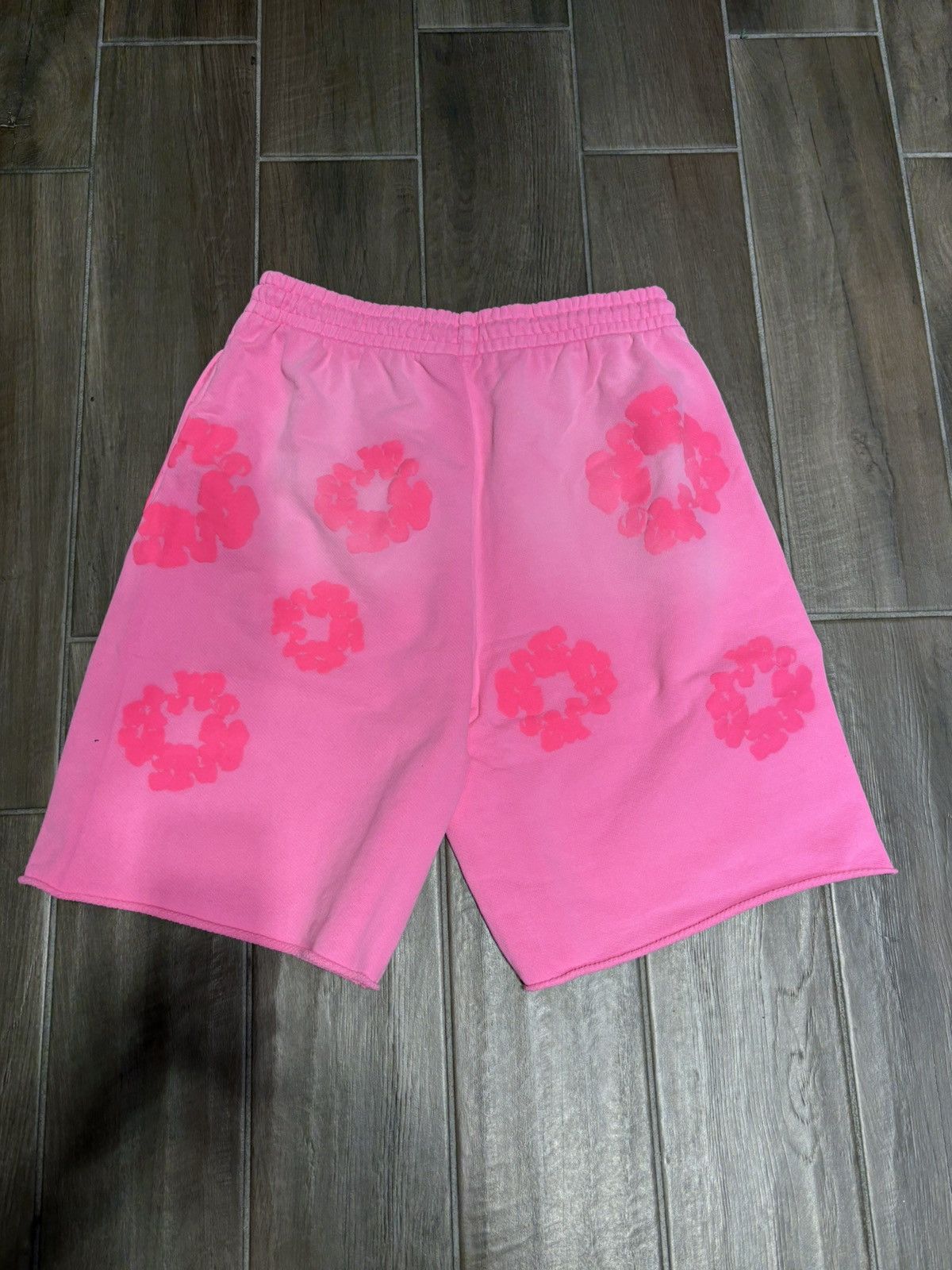 DENIM TEARS Denim Tears Mono Cotton Wreath Sweat Shorts Pink | Grailed