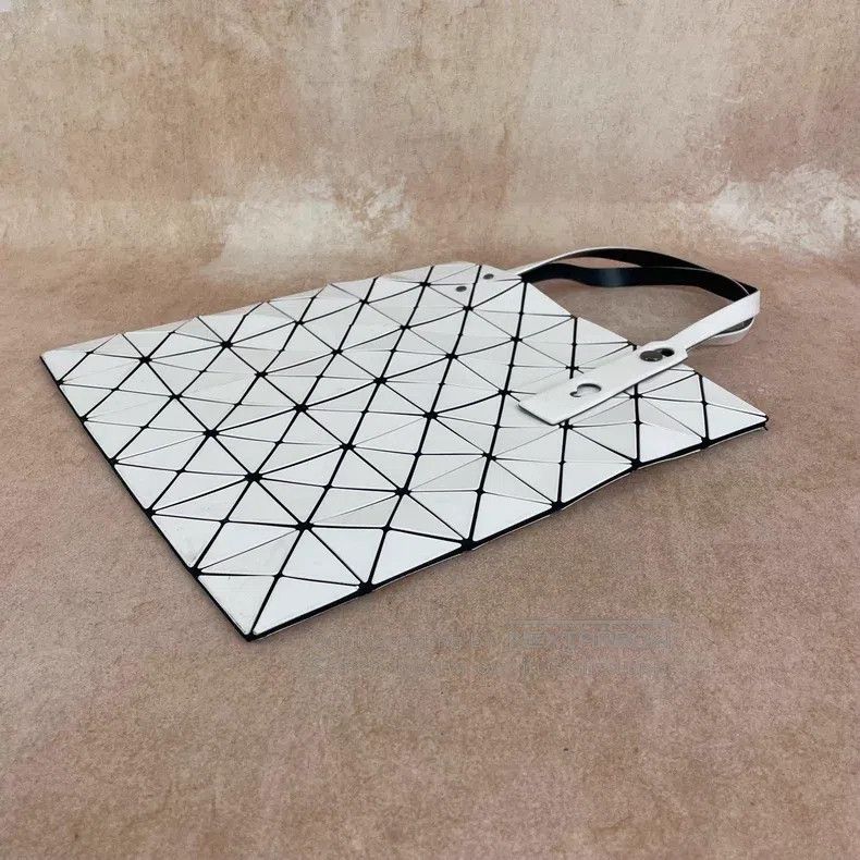 Issey Miyake Issey Miyake White Classic Quilted Tote Shoulder Bag Size ONE SIZE - 3 Thumbnail