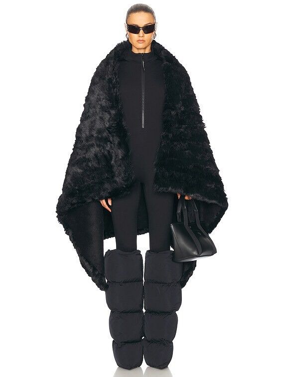 Balenciaga Balenciaga ski fur poncho blanket Size US XXL / EU 58 / 5 - 6 Thumbnail