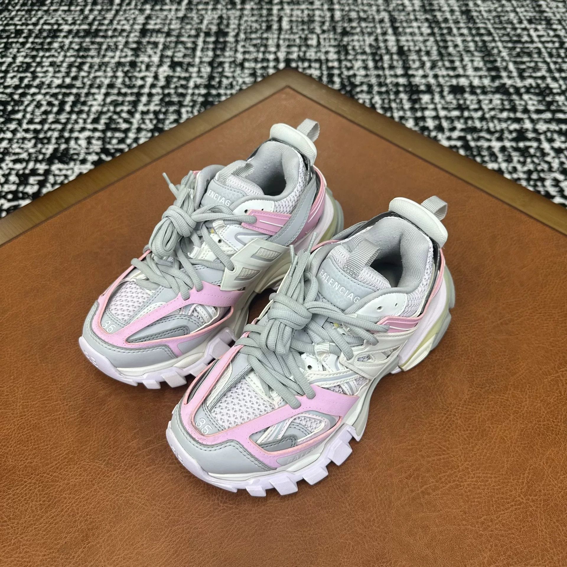 Balenciaga Balenciaga Pink Lowtop Sneakers it_35 Women Size US 5 / IT 35 - 1 Thumbnail