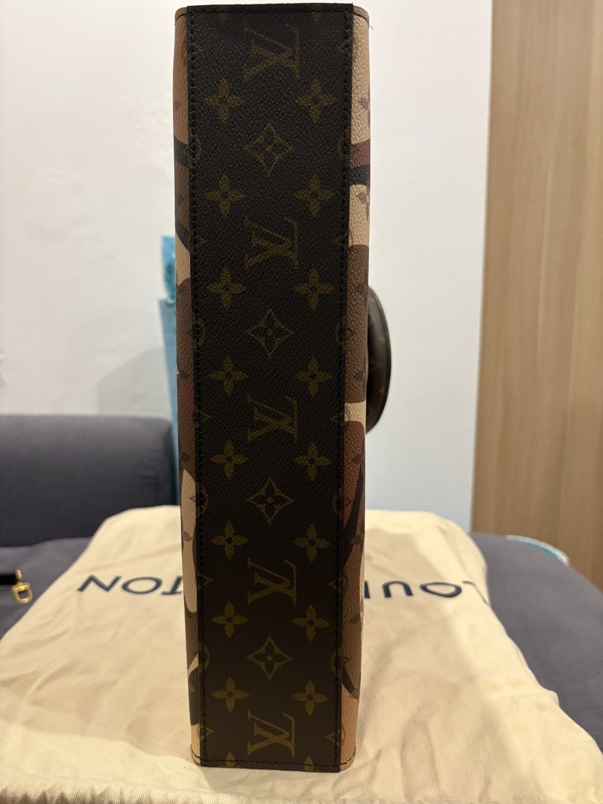Louis Vuitton Louis Vuitton X Kid Super FW 23 Sac Plat Size ONE SIZE - 6 Thumbnail