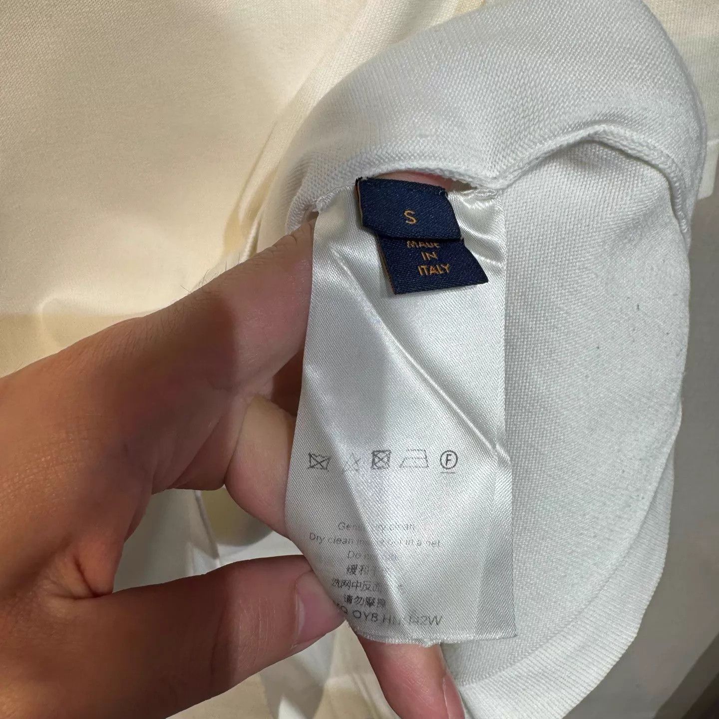 Louis Vuitton Louis Vuitton White Pin Short Sleeve S (New) Size US S / EU 44-46 / 1 - 4 Thumbnail