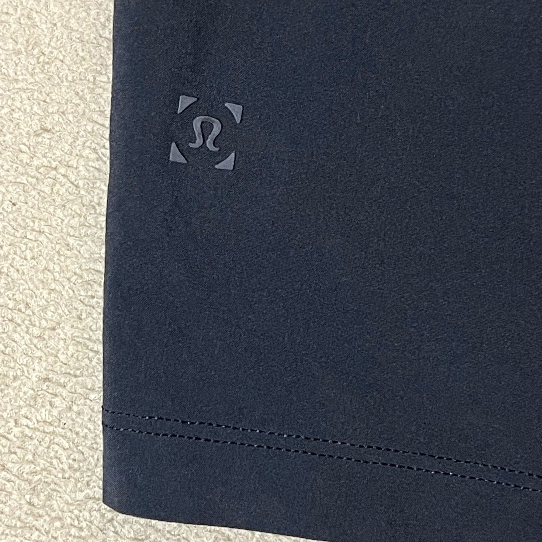 Lululemon Lululemon ABC Short Mens L Black Athletic Moisture Wicking Pockets Drawstring Elastic Waist 9in Inseam Size US 33 - 4 Thumbnail