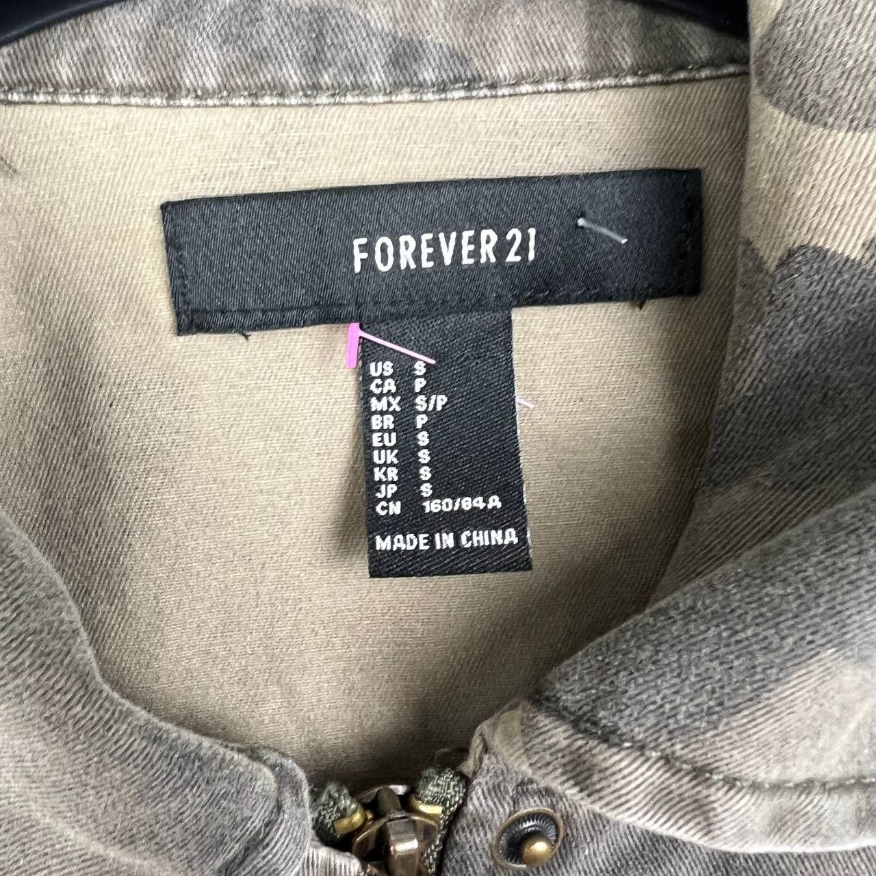 Forever 21 Forever 21 Women Camo Utility Jacket Rose Patch Cotton S Size S / US 4 / IT 40 - 8 Thumbnail
