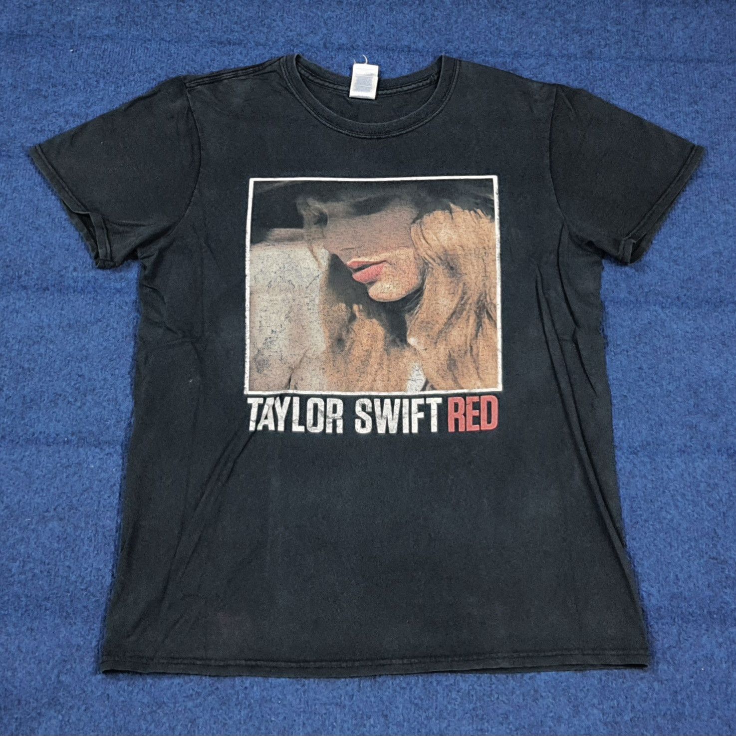 Band Tees Vintage Taylor Swift Red Tour 2013 Tshirt C294N31 Size US M / EU 48-50 / 2 - 1 Thumbnail