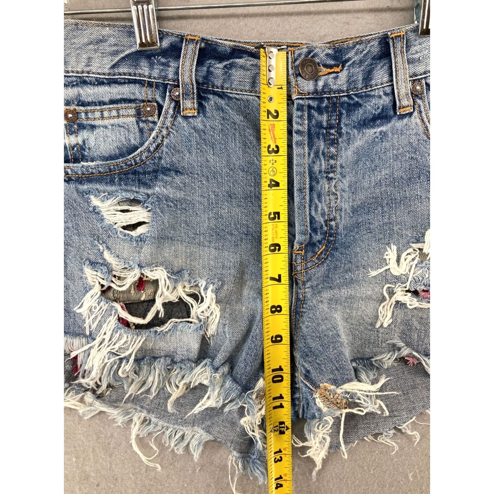 Vintage We The Free Womens Shorts 27 Distroyed Raw Hem Festival Denim Blue 5-Pocket Cut-Off Street Bohemian Festival Womens Size 27" / US 4 / IT 40 - 4 Thumbnail