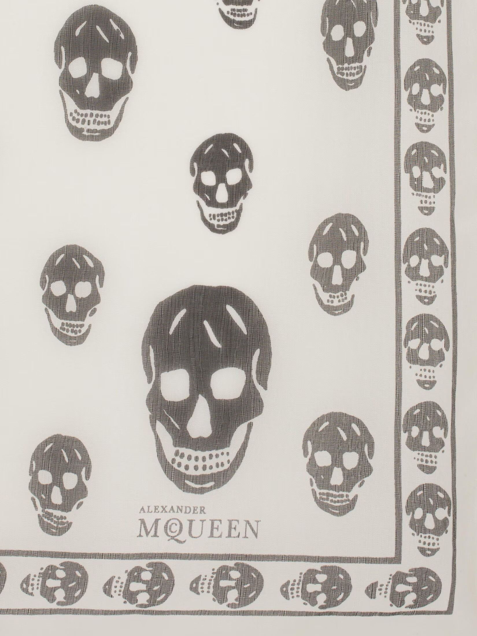 Alexander McQueen o1y0325 Size: OS / Scarve in White & Black Size ONE SIZE - 3 Thumbnail