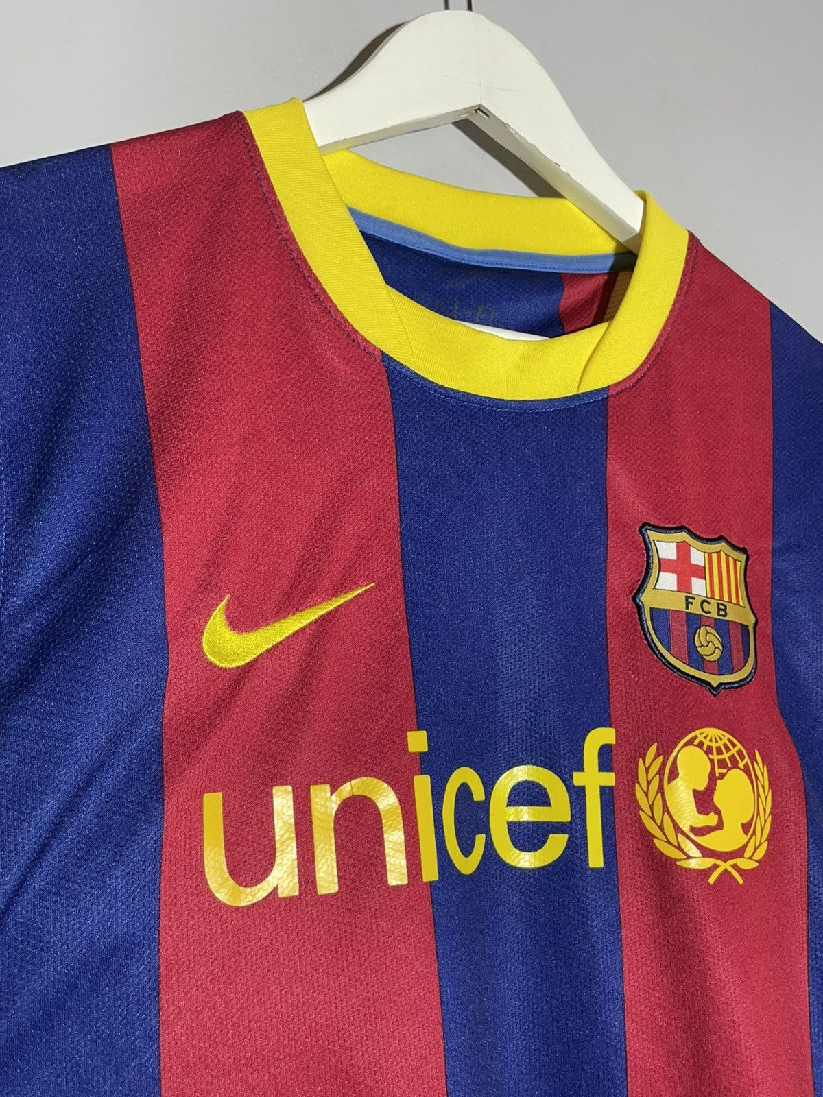 Nike #17 Pedro F.C Barcelona Nike 2010/11 Home Y2K Football Shirt Size US M / EU 48-50 / 2 - 4 Thumbnail