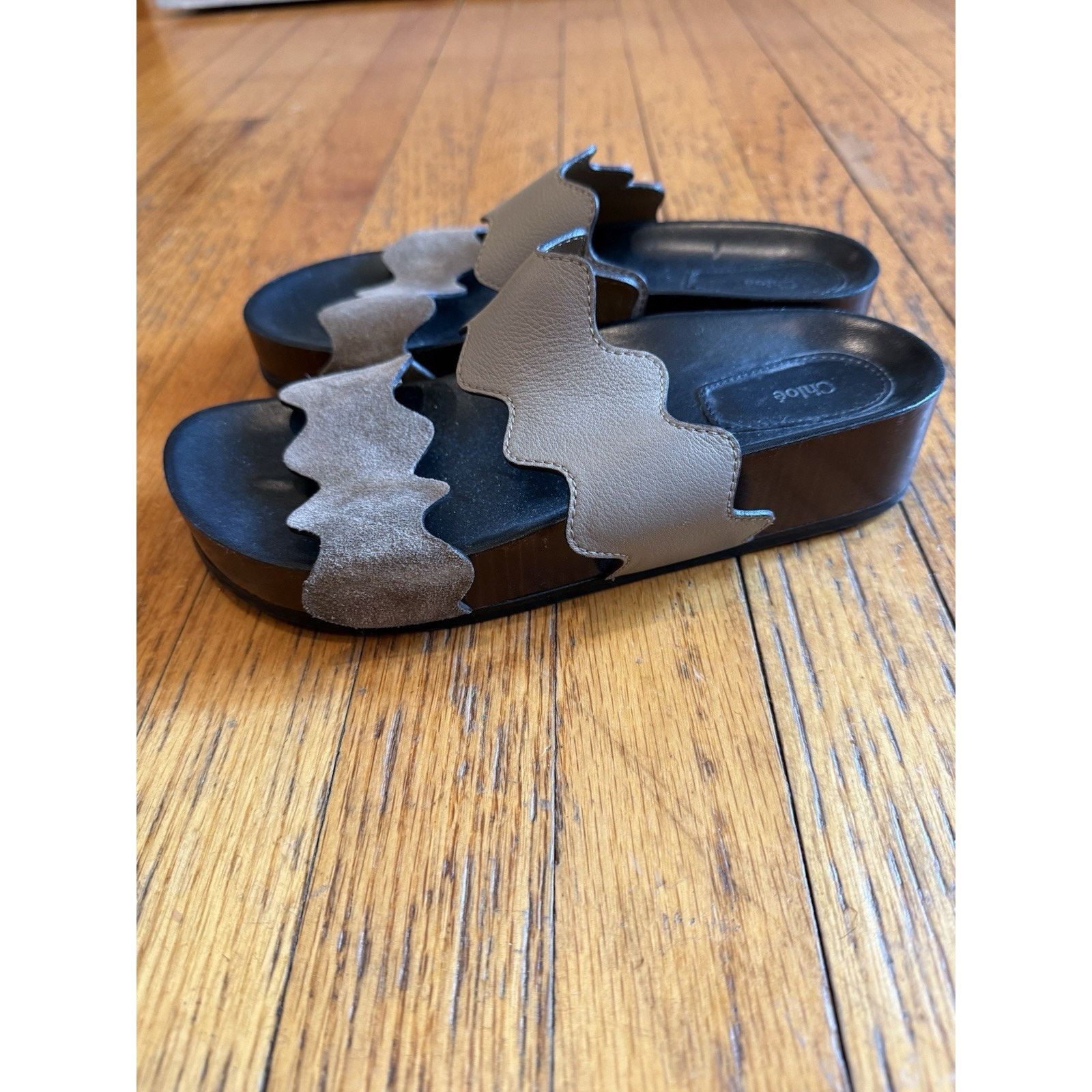 Chloe Authentic Chloe Carrara Scalloped slide sandal Gray Size 37 Size US 7 / IT 37 - 9 Thumbnail
