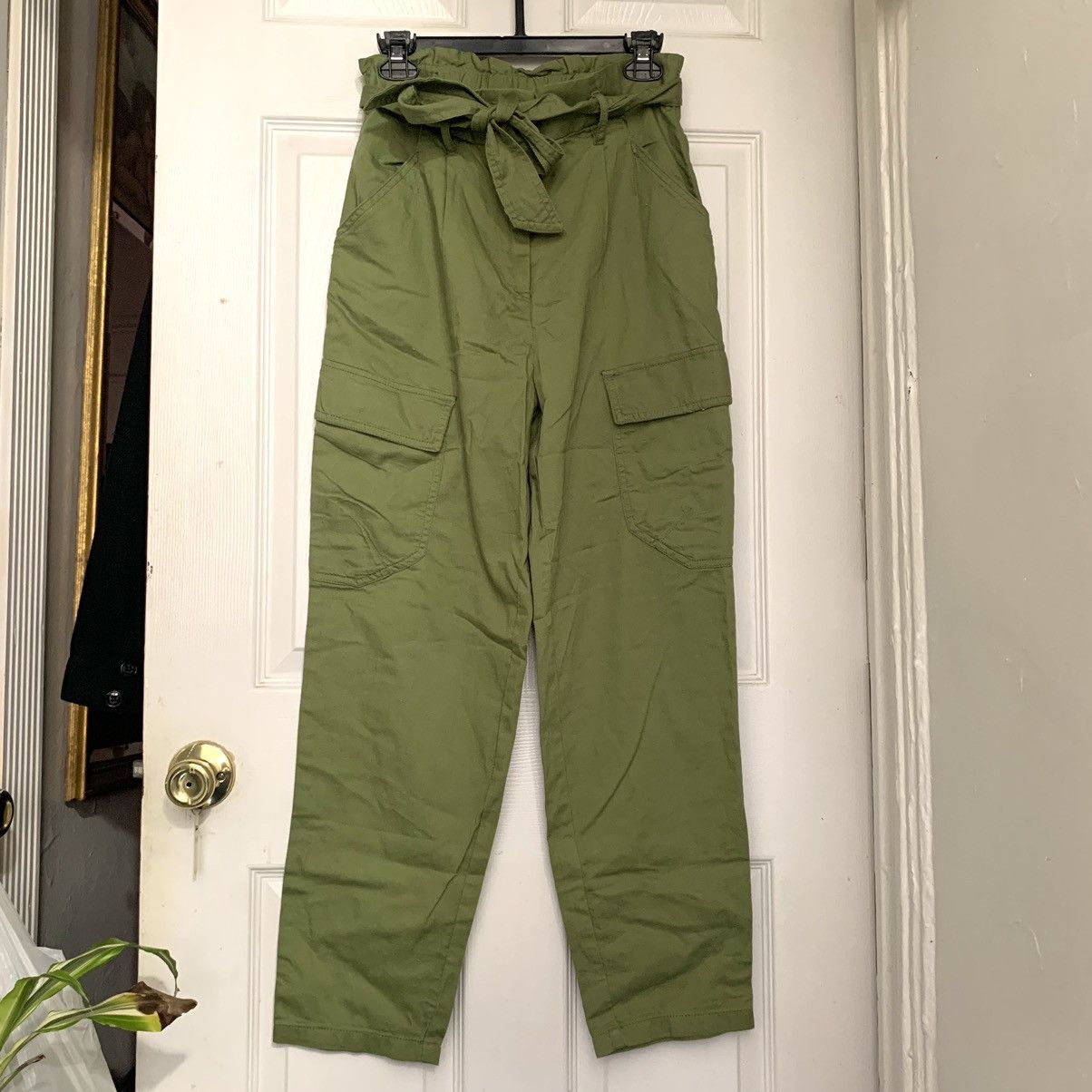 H&M High waisted cargo pants paper bag style size 6 Size 28" / US 6 / IT 42 - 1 Thumbnail