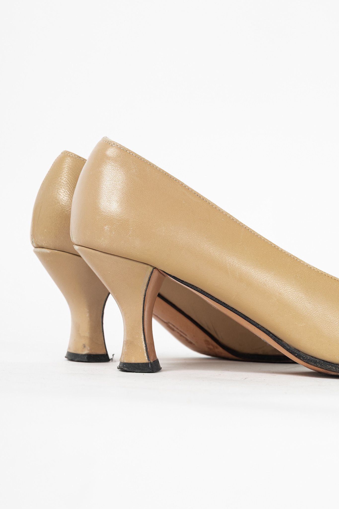 Salvatore Ferragamo Salvatore Ferragamo Beige Leather Bow Cap-Toe Pumps Size US 7 / IT 37 - 9 Thumbnail