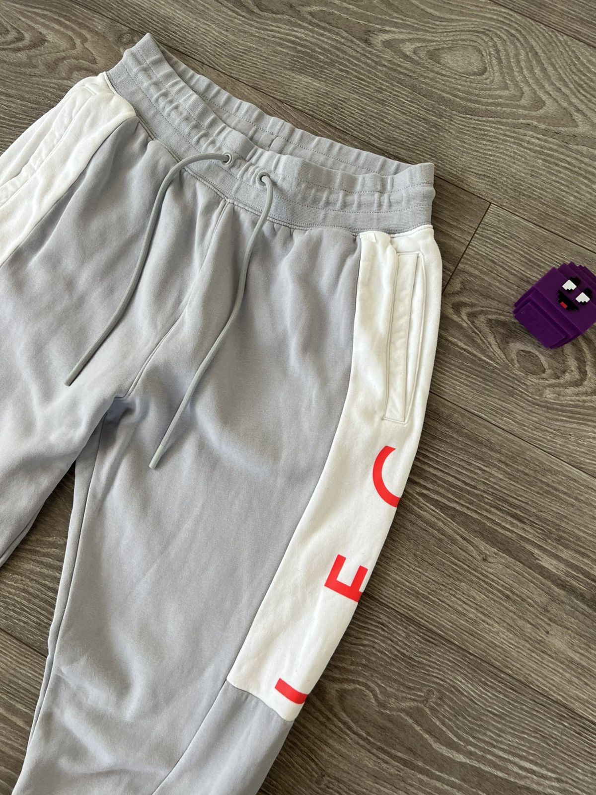 Nike Nike X LFC Liverpool Football Club Big Logo Drill Joggers Size US 32 / EU 48 - 11 Thumbnail