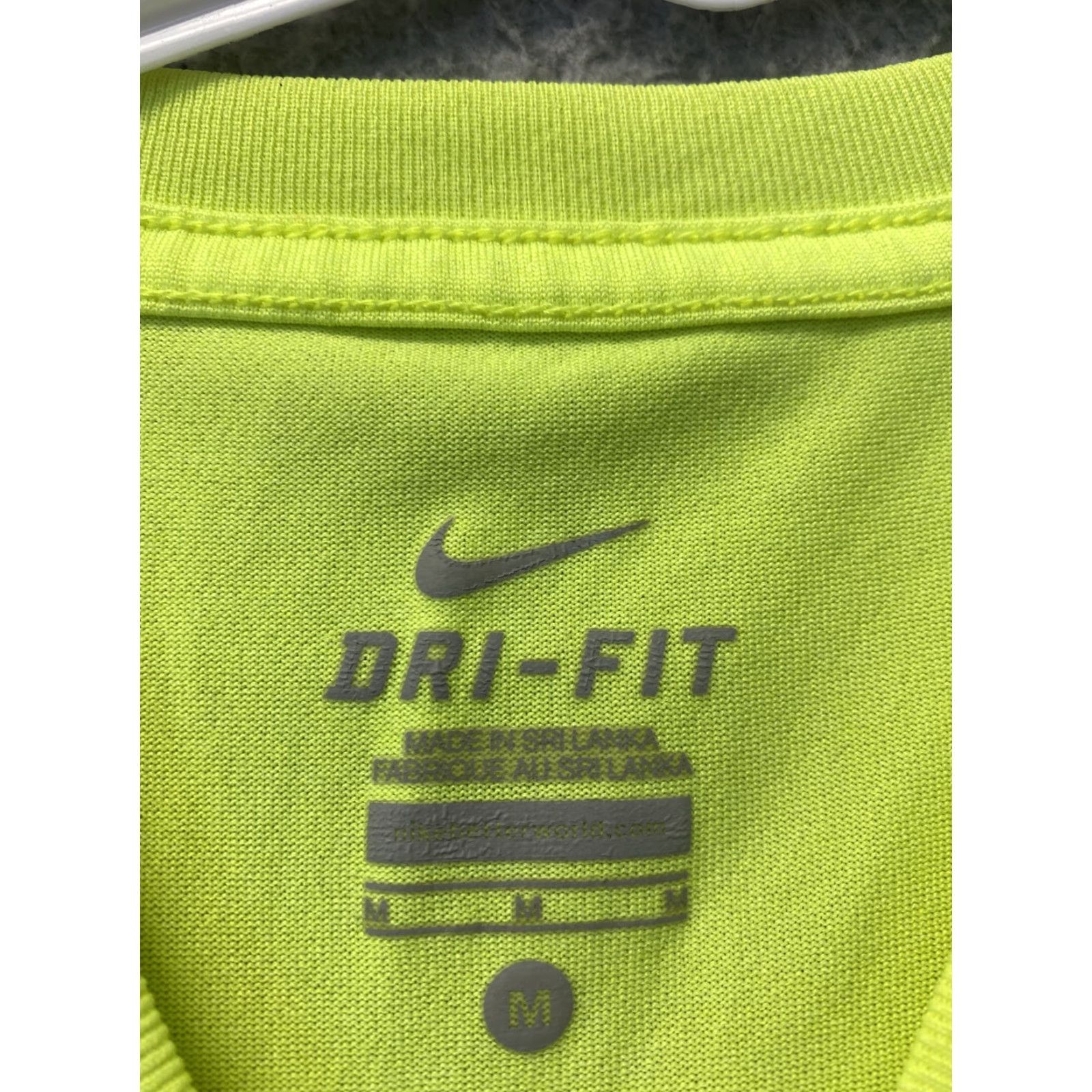 Nike Nike FitDry Tank Shirt Women Medium Neon Swoosh Outdoor Casual Gym Size M / US 6-8 / IT 42-44 - 3 Thumbnail