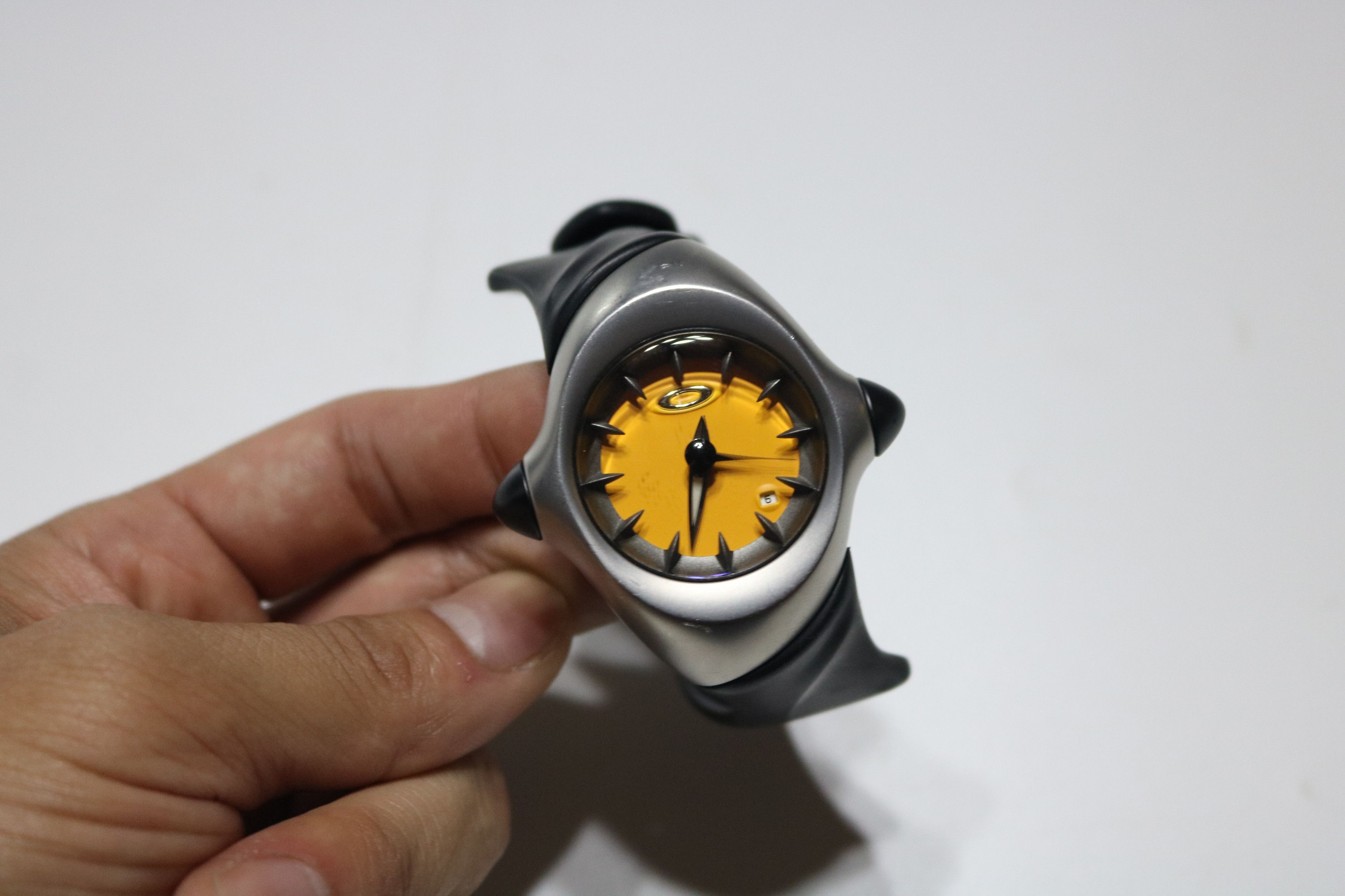 Oakley 2001 OAKLEY Crush 1.0 Stainless Steel / Yellow Dial Size ONE SIZE - 4 Thumbnail