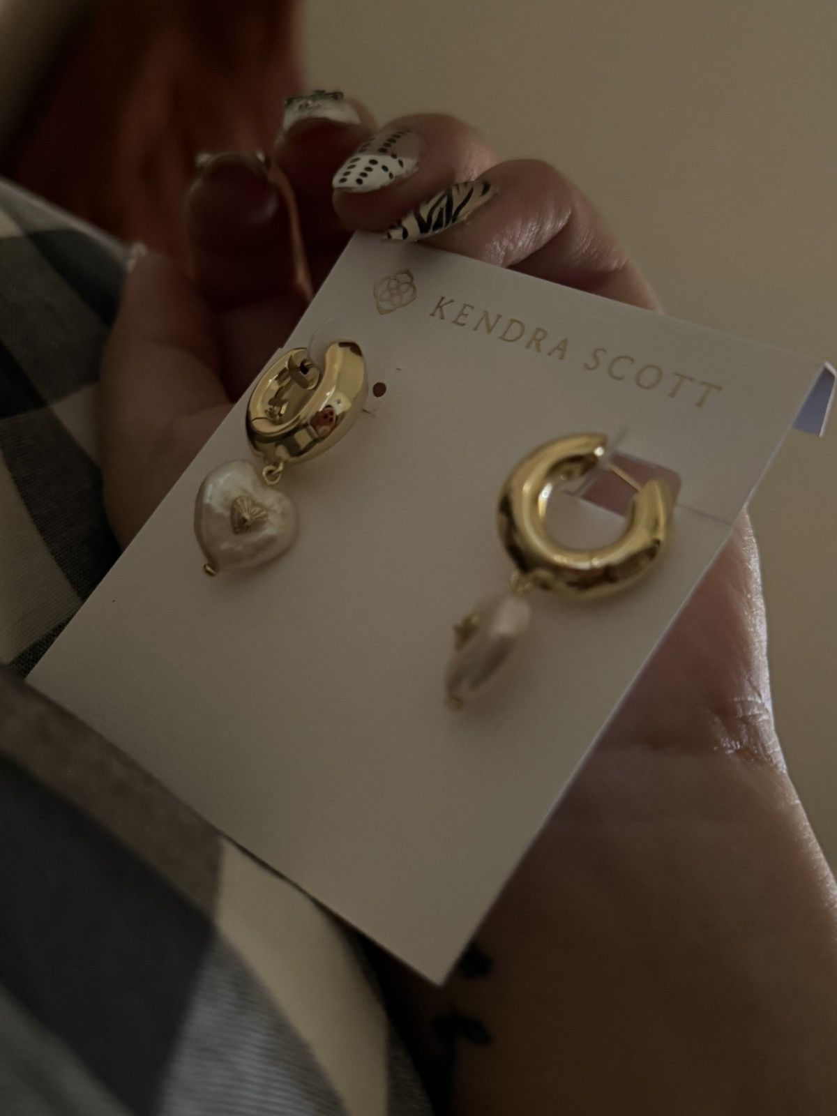 Kendra Scott Kendra Scott Sasha Heart in Gold Huggies w/Pearl Heart Charm Size ONE SIZE - 7 Thumbnail