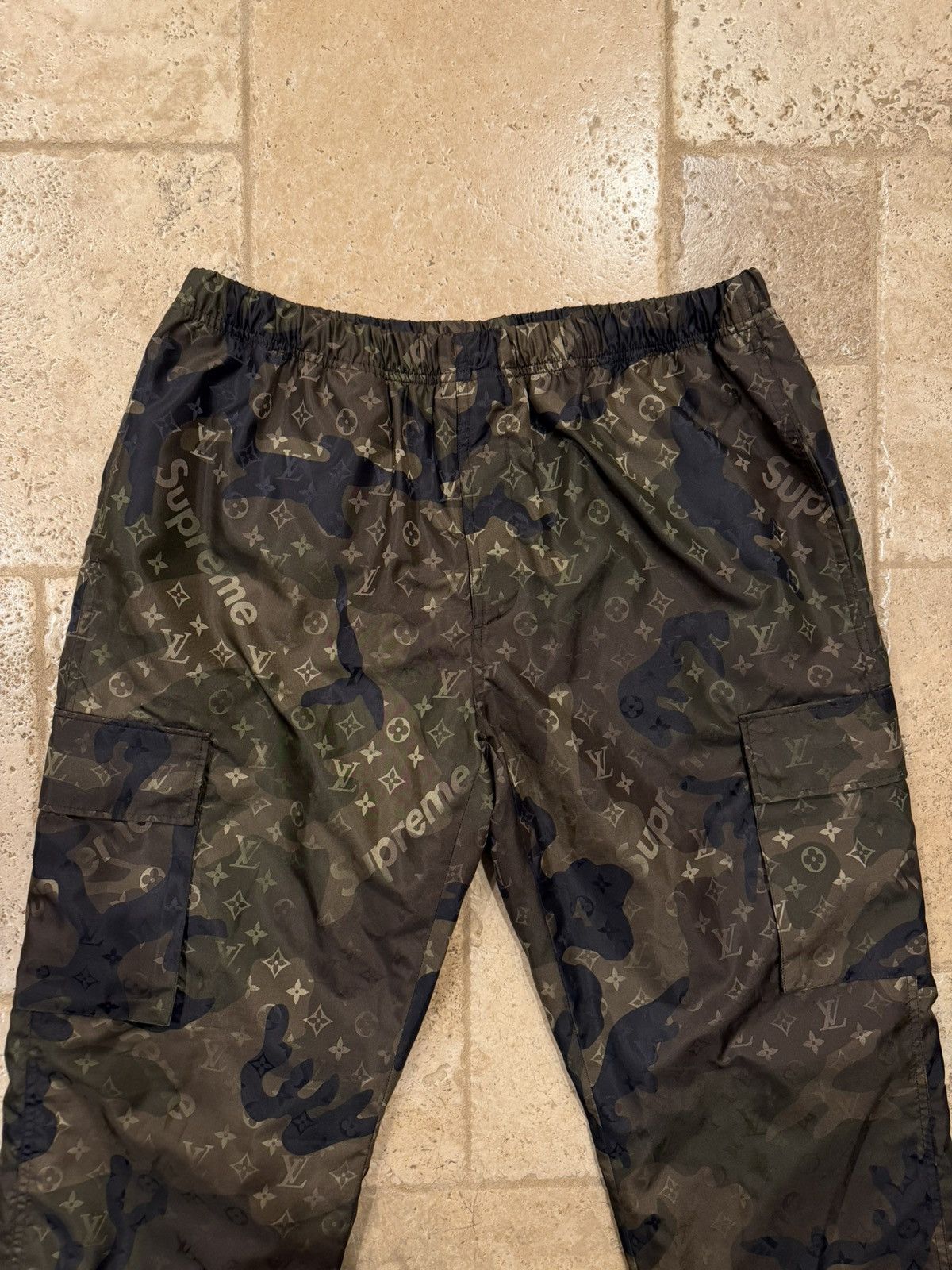 Louis Vuitton × Supreme Louis Vuitton x Supreme Monogram Camo Nylon Jogger Pants Size US 36 / EU 52 - 3 Thumbnail