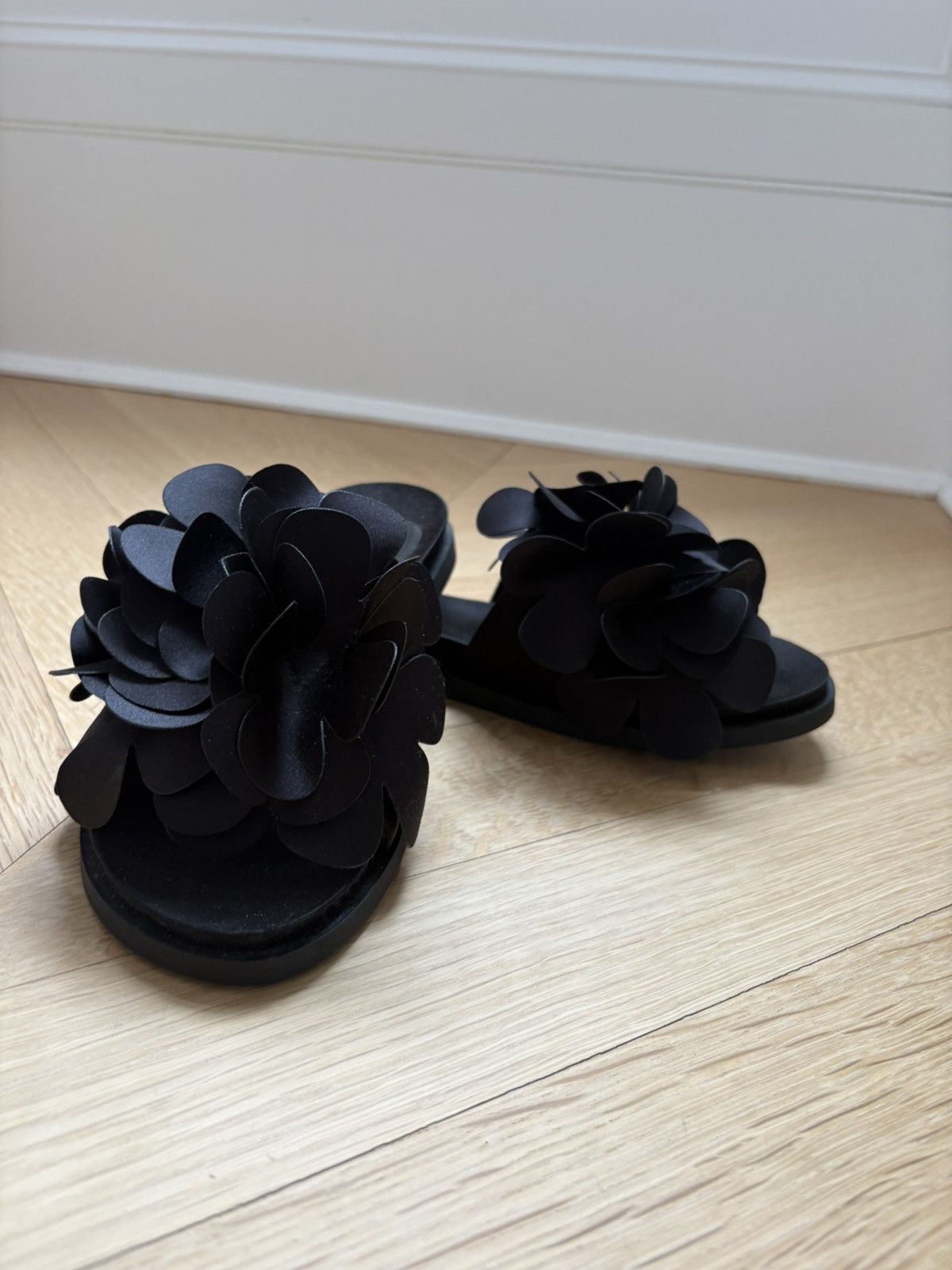 Simone Rocha SIMONE ROCHA BLACK 3D FLOWER SLIDES WOMENS 39 Size US 9 / IT 39 - 1 Thumbnail