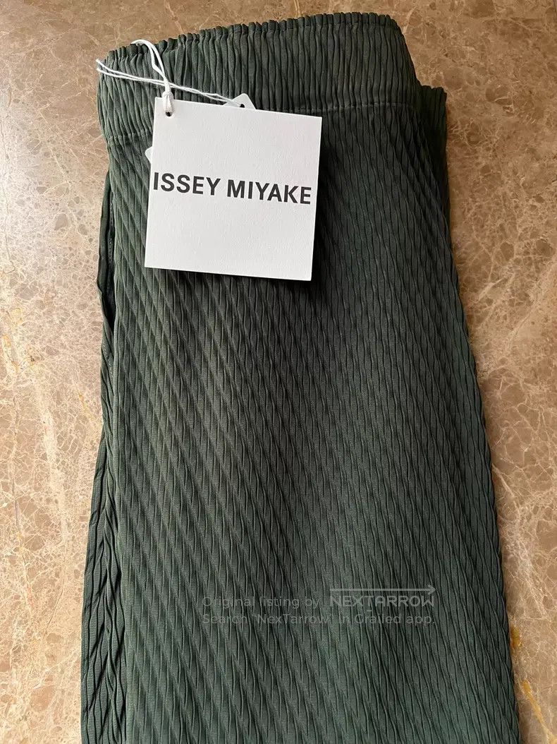 Issey Miyake Issey Miyake size:1 Fish scale skirt Size 31" - 2 Thumbnail