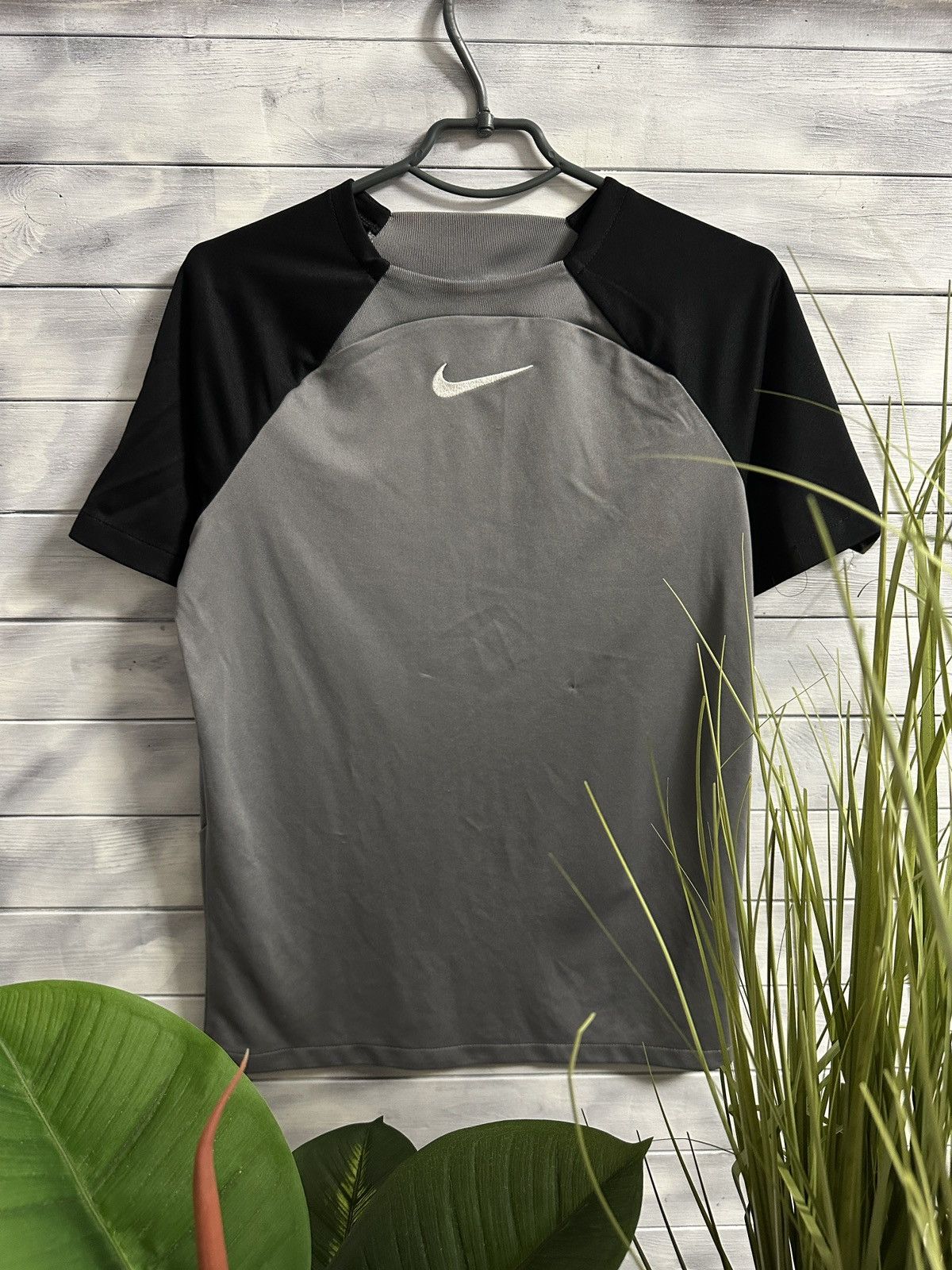 Nike Rare T-Shirt Nike Centr Logo Small Swoosh Vintage Y2K Size US M / EU 48-50 / 2 - 1 Thumbnail