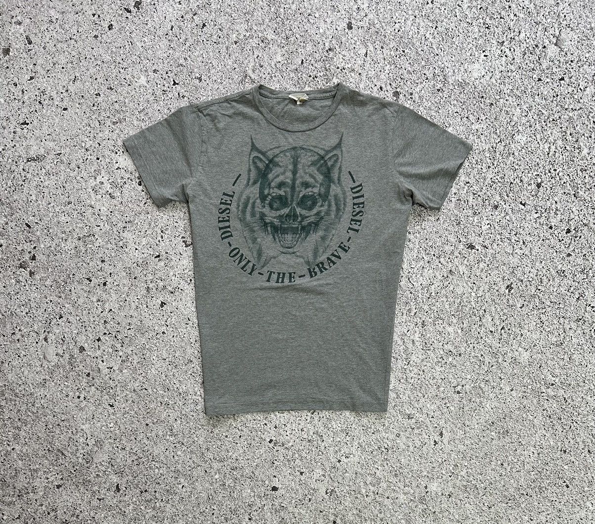Diesel × Vintage Vintage 2000s CRAZY Diesel “Only the Brave” Skull T-Shirt Size US XL / EU 56 / 4 - 1 Thumbnail
