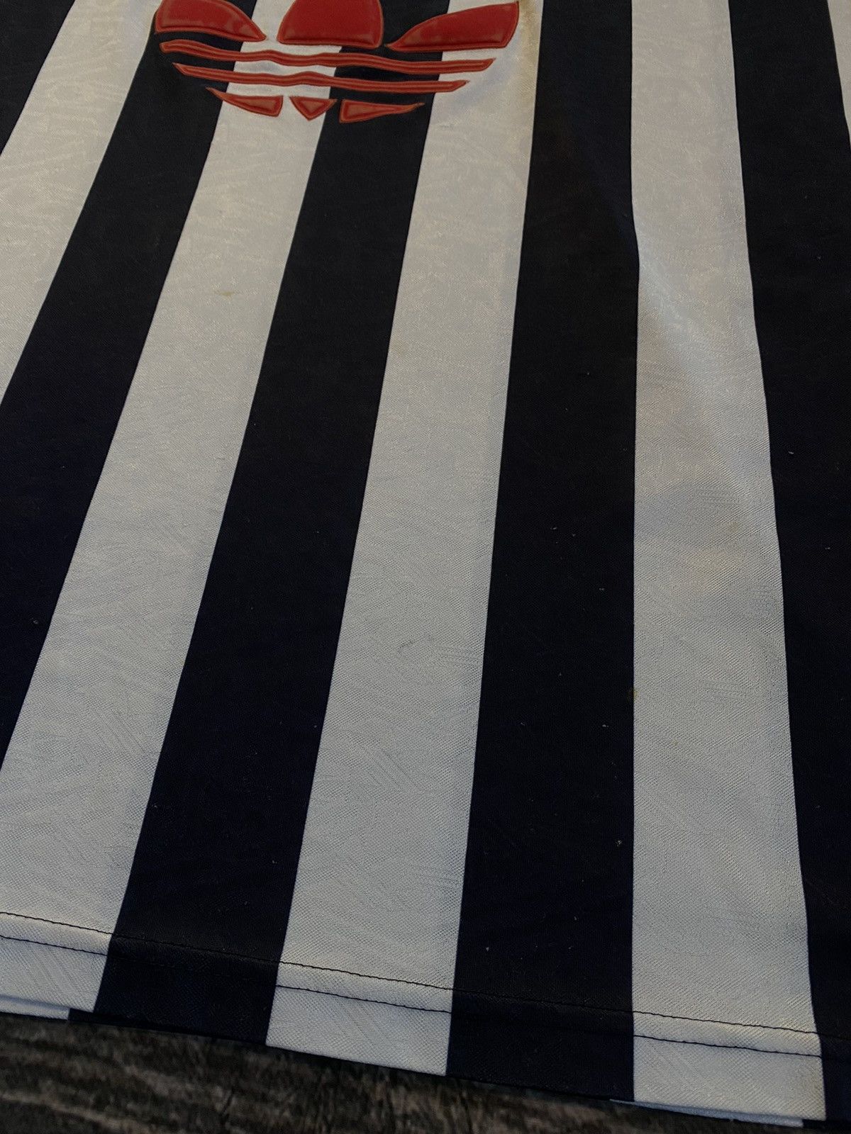 Adidas ADIDAS VINTAGE JERSEY CENTER LOGO Size US L / EU 52-54 / 3 - 6 Thumbnail