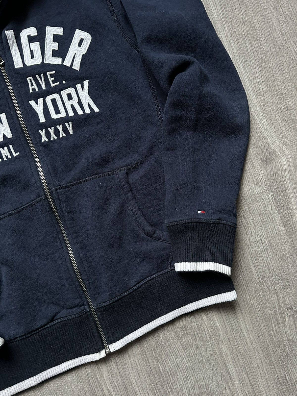 Tommy Hilfiger × Vintage Zip-Hoodie Tommy Hilfiger 🔘 Vintage Fit 🔘 Streetwear 🔘 Size US M / EU 48-50 / 2 - 3 Thumbnail
