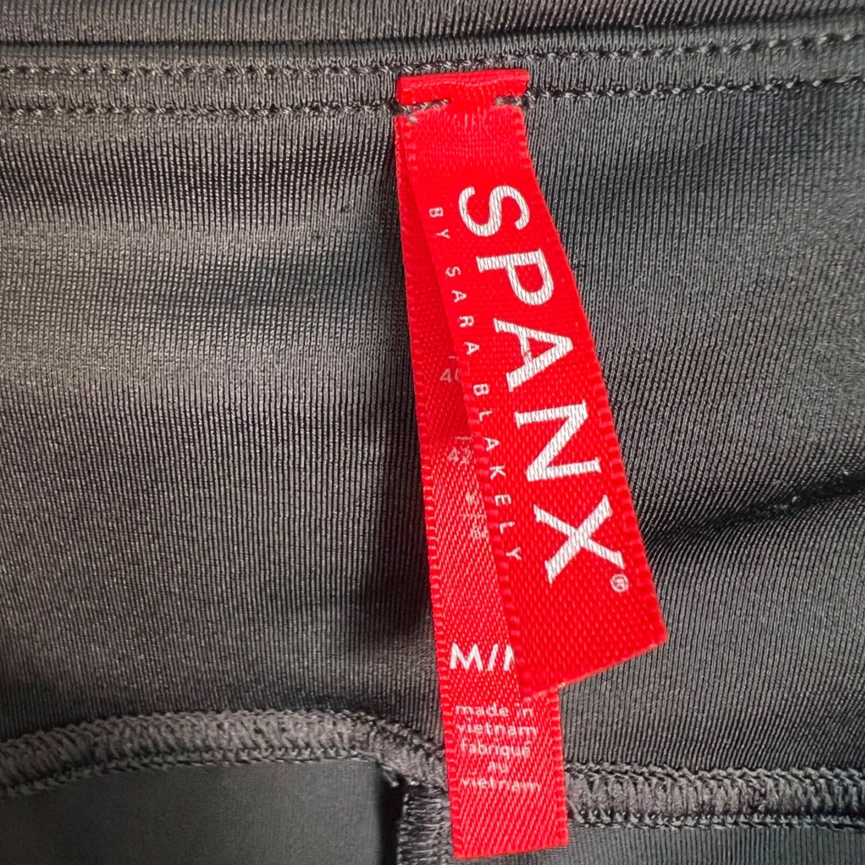 Spanx Spanx Leggings Womens Size M High-Waisted Black Camo Nylon Inseam 28in Camouflage 8/10 Vintage/Used Womens Size 32" / US 10 / IT 46 - 3 Thumbnail